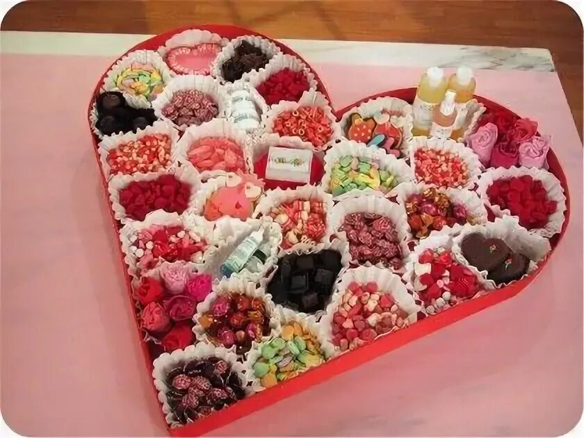 Букет из косметики. Сюрприз для любимого на день влюбленных. Сладкий подарок на день рождения своими руками подруге. Оригинальный подарок подруге. Что можно придумать подарок.