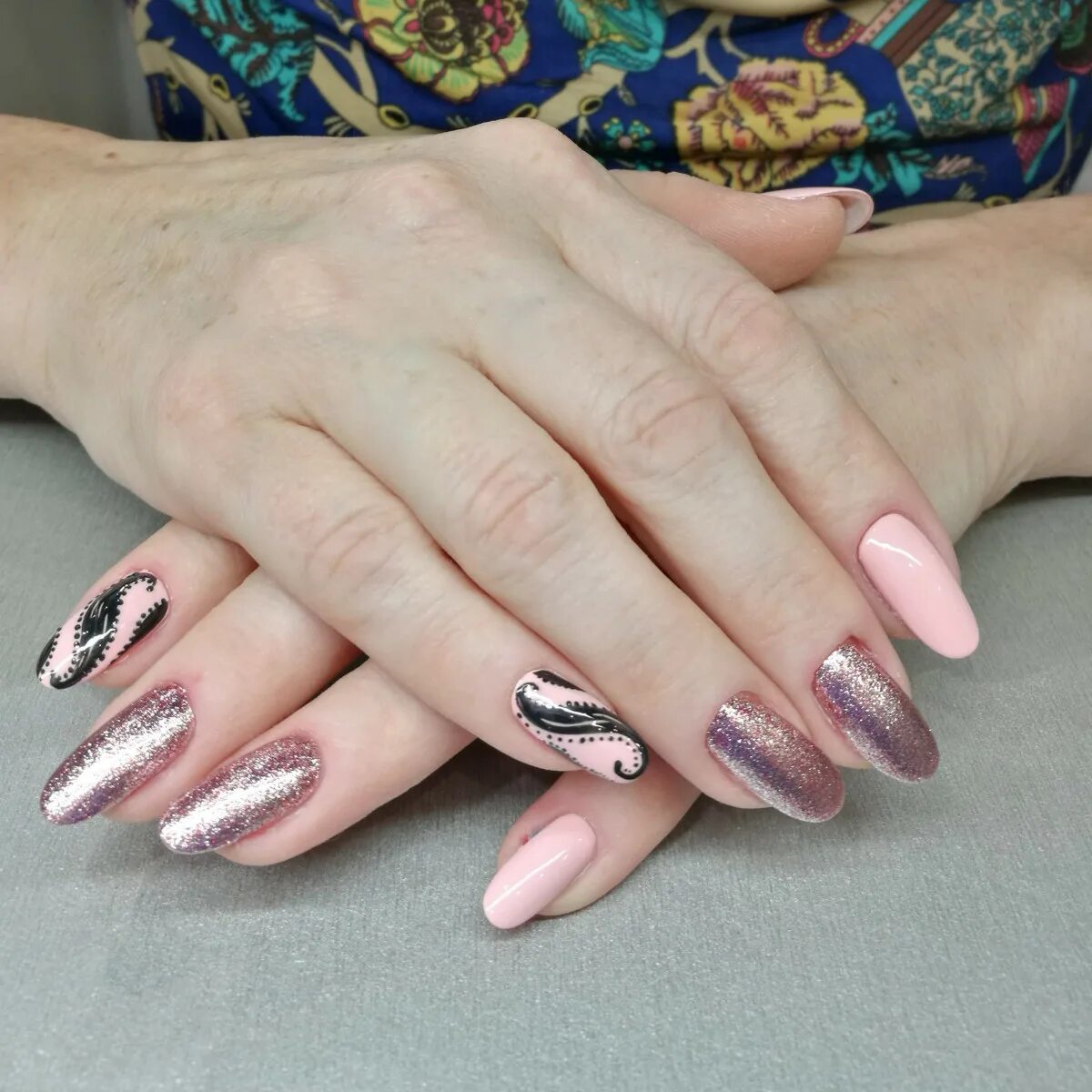 маникюр для женщины 60 лет. красивый бежевый маникюр. красивый однотонный маникюр. спокойный маникюр для офиса. ногти 45 лет.