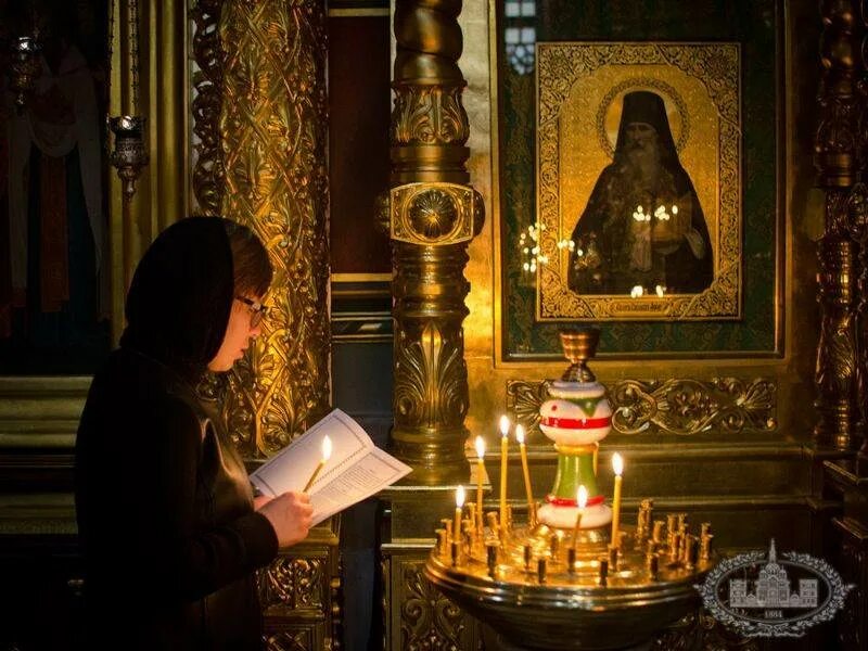 Свечи в церкви. Свеча в храме за здравие. Свеча в церкви за упокой. Свеча перед иконой.