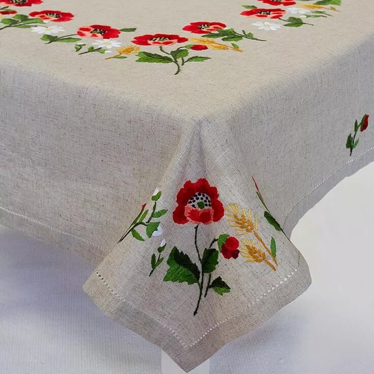 Скатерть с вышивкой. Вышивка гладью скатерти. Вышитые скатерти. Вышивка гладью скатерти. Скатерти гладью.