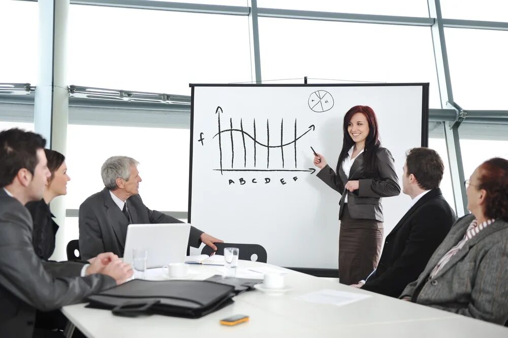 Работа pr менеджер. Рекламный менеджер. Креативная команда за работой. Тренинги для сотрудников. Креативный сотрудник.