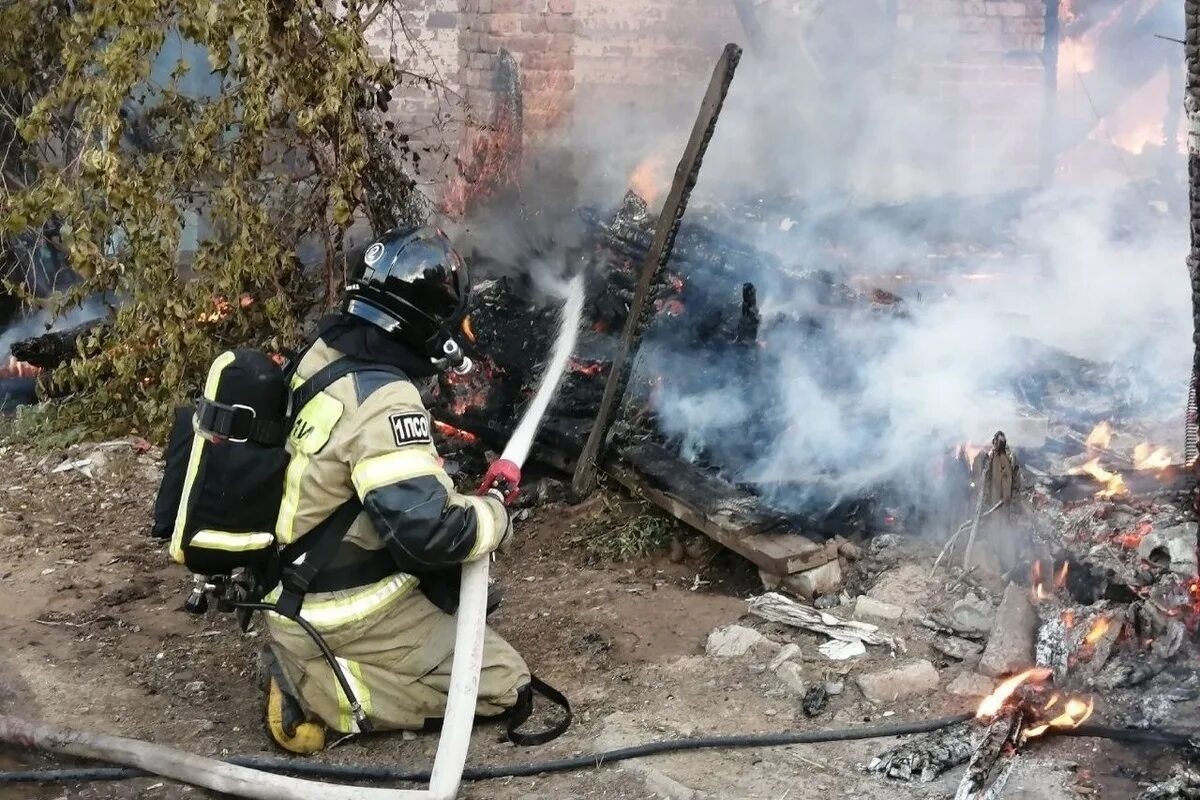 Пожар в Астрахани 14.12.2022. Пожары. Пожарные на пожаре. Пожар фото.