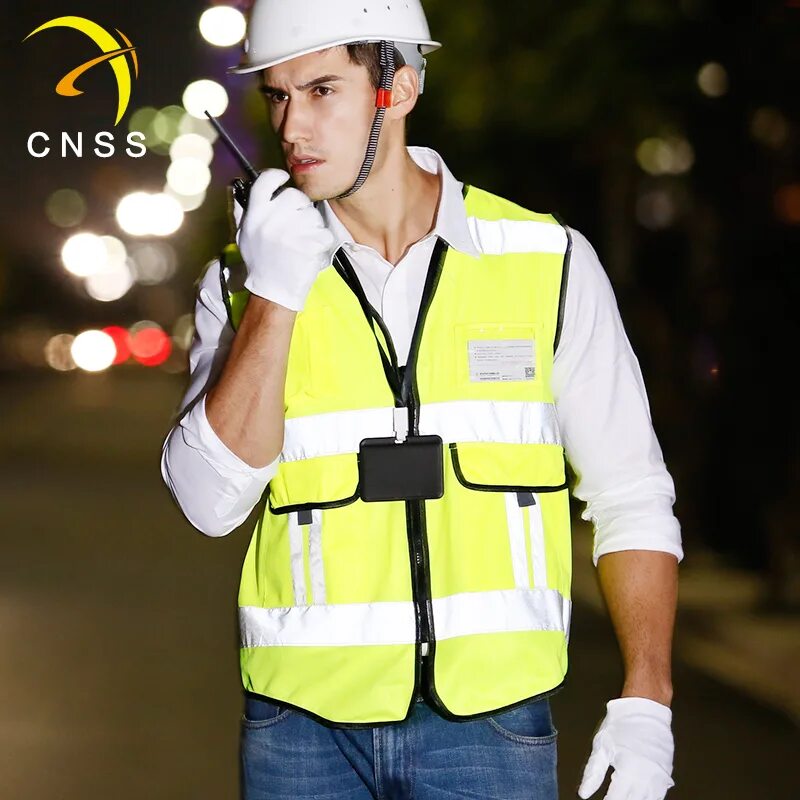 Жилетка мчс. Каска жилетка стройка. Светоотражающая одежда. Шилд 4-4 уни бронежилет. 8001-3 с каской и жилетом.