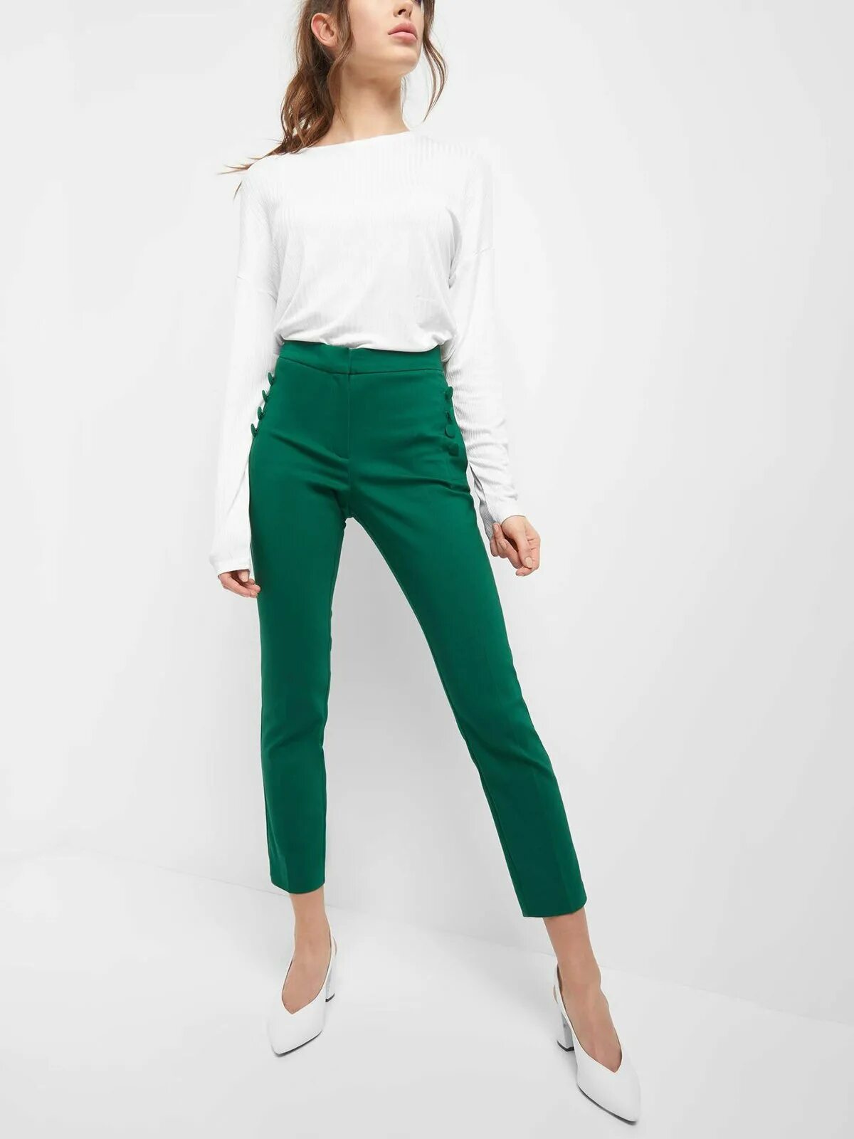 Купить зеленые штаны. Ted Baker зеленые брюки 2022. Зелёные брюки женские. Зеленые прямые брюки. Женские брюки зеленого цвета.