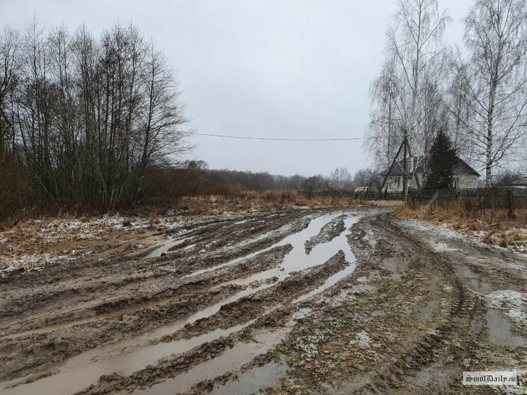 Савино смоленской. Деревня грязь. Грязная дорога в деревне. Плохая дорога в деревне. Деревенская дорога грязь.