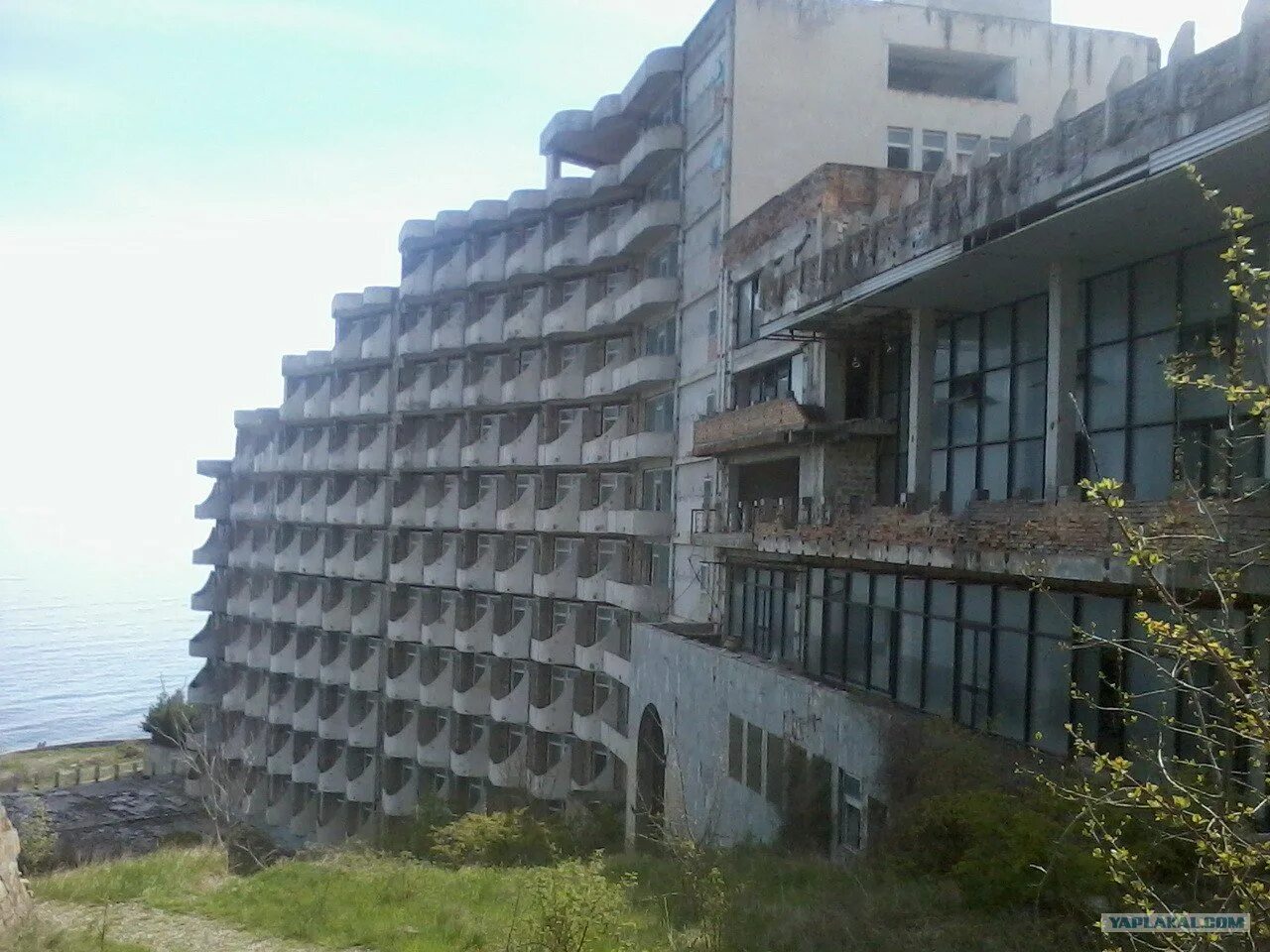 Заброшенный санаторий «Солнечный берег» в Крыму. Алушта Лазурное заброшенный санаторий. Лазурный берег Алушта заброшка. Санаторий Карабах Крым заброшенный. Пансионат лазурный алушта