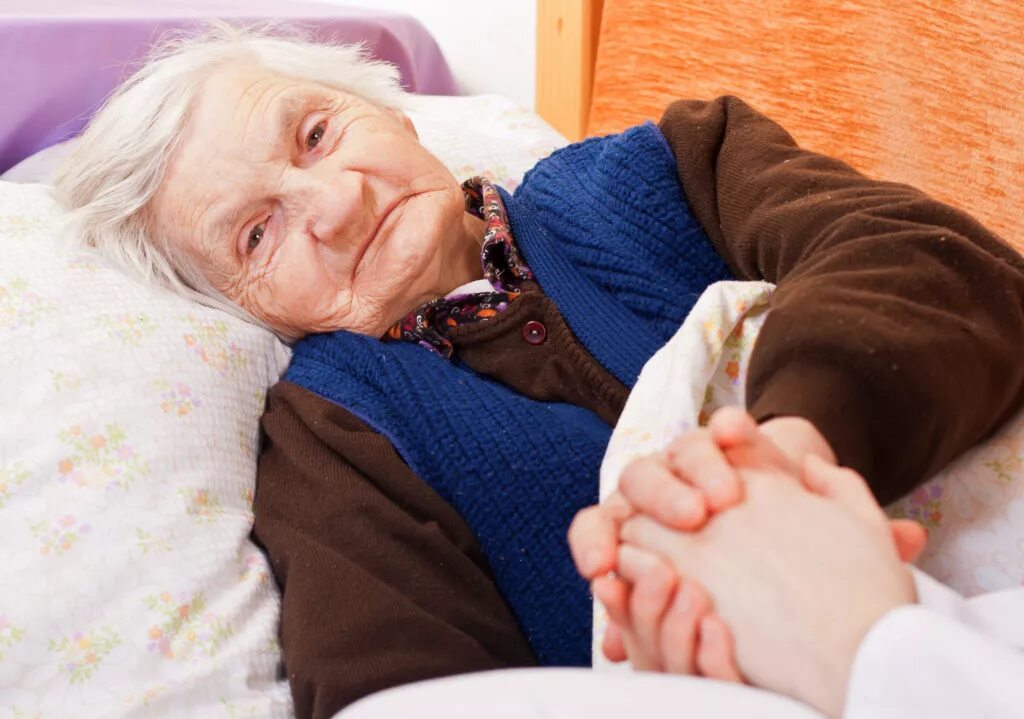 Лида помогает родителям ухаживать за больной бабушкой. Пожилые люди. Лежачий пожилой. Одиночество пожилых.