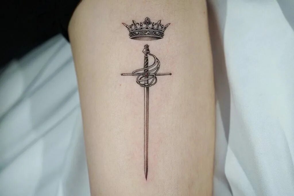 Татуировка меч. Тату меч на запястье. Тату толкин. Славянский меч тату. Значение татуировки меч.