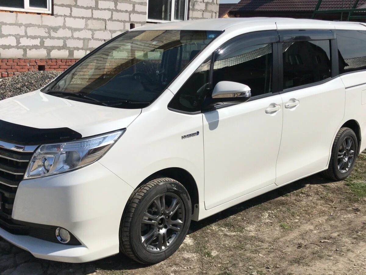 Ной 3 купить. Toyota Noah III (r80). 2015 Toyota Noah r80. Тойота Ноах 2015 года. Минивэн Тойота Ноах гибрид.