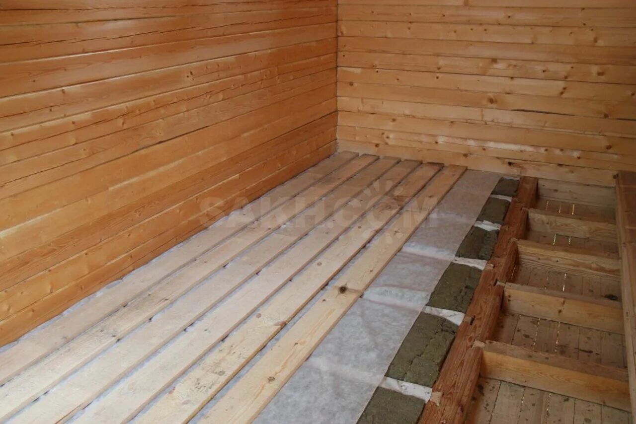Теплоизоляция деревянного пола. Пол в деревянном доме. Деревянный пол в деревянном доме. Черновой пол в деревянном доме.
