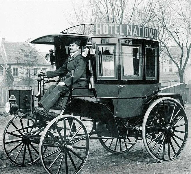 Выпущен первый в мире. Mercedes Benz Omnibus 1895. Первый Мерседес Бенц 1895. 1895 Г. Benz Omnibus. Первый Мерседес Бенц 1894.