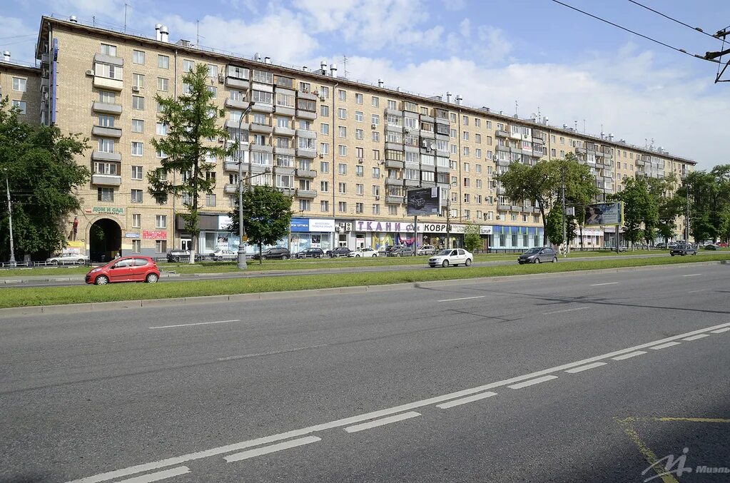 Икарус-280, ЗиУ-682В и Икарус-260 на Ленинском проспекте, где до декабря 1999 го