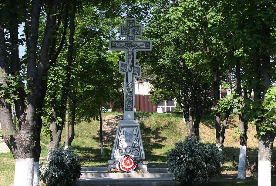 Кропоткин новочеркасск. Памятник на Казанской горе Кропоткин. Казанская гора Кропоткин. Памятник погибшим летчикам в Кропоткине. Кропоткин горы.