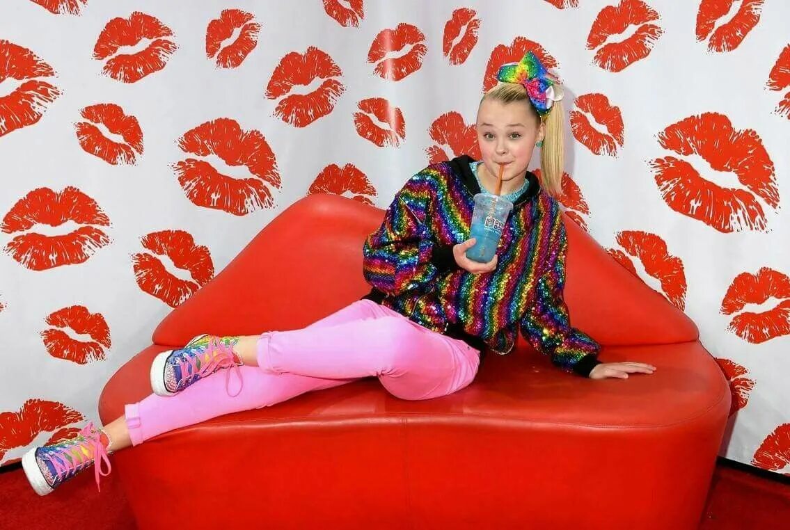 Karma jojo siwa клип. Джоджо певица. Jojo певица сейчас. Джоджо кресло. Диван Jojo.