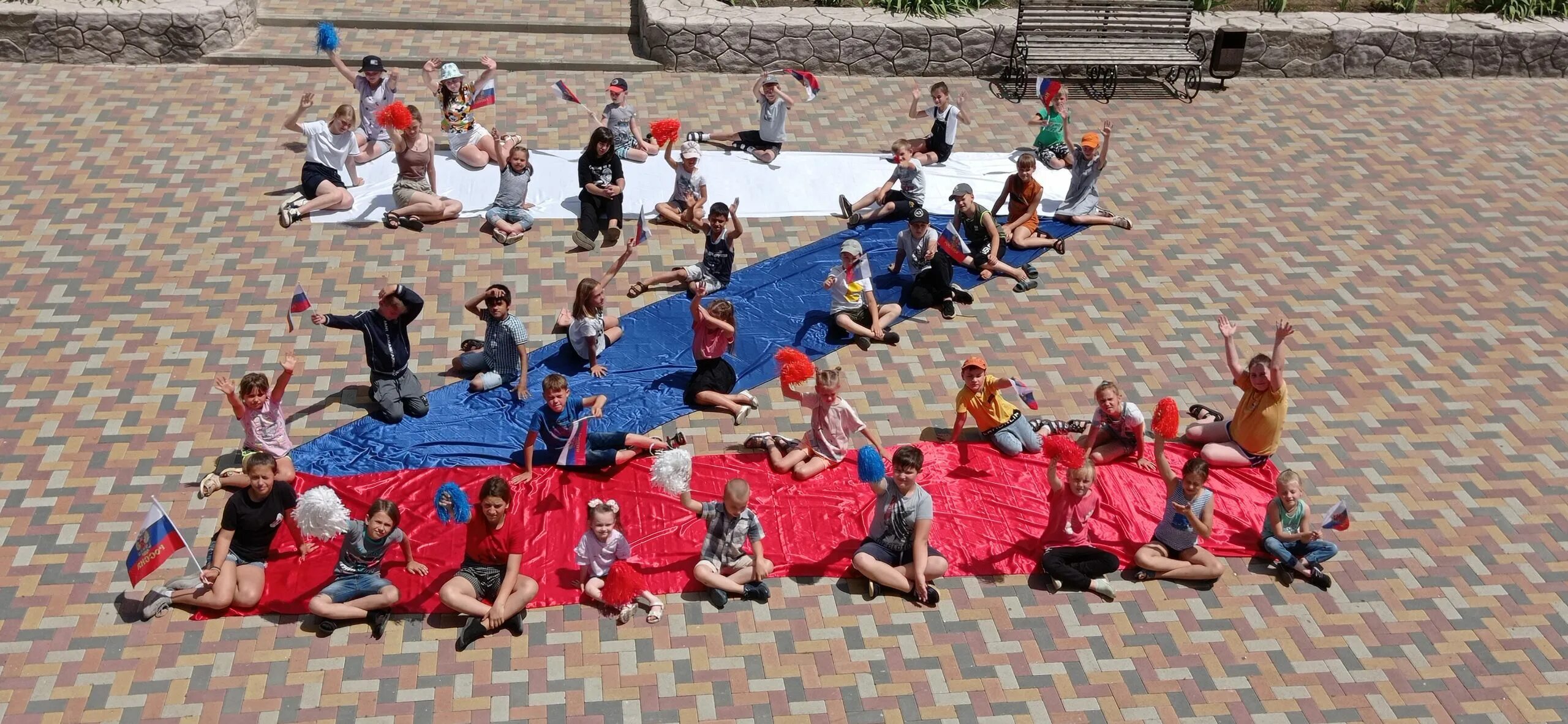 флешмоб акция. флешмоб 900. идеи флешмобов. флэшмоб на 23 февраля в школу. флаг россии из людей.