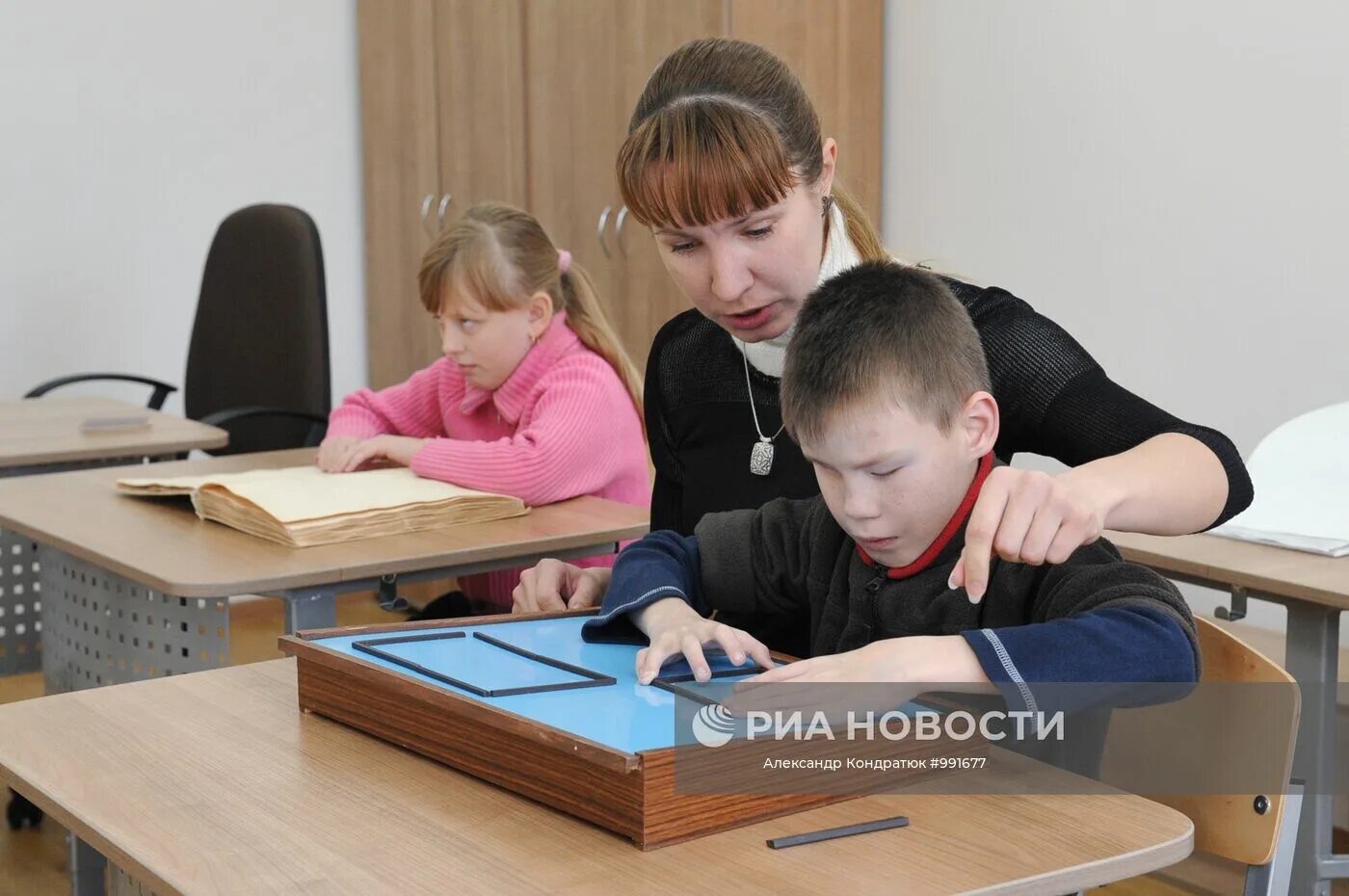 Дети с нарушением зрения слабовидящие. Слабовидящие дети в школе. Школа для слепых и слабовидящих детей. Школа для незрячих детей. Школа для слабовидящих.