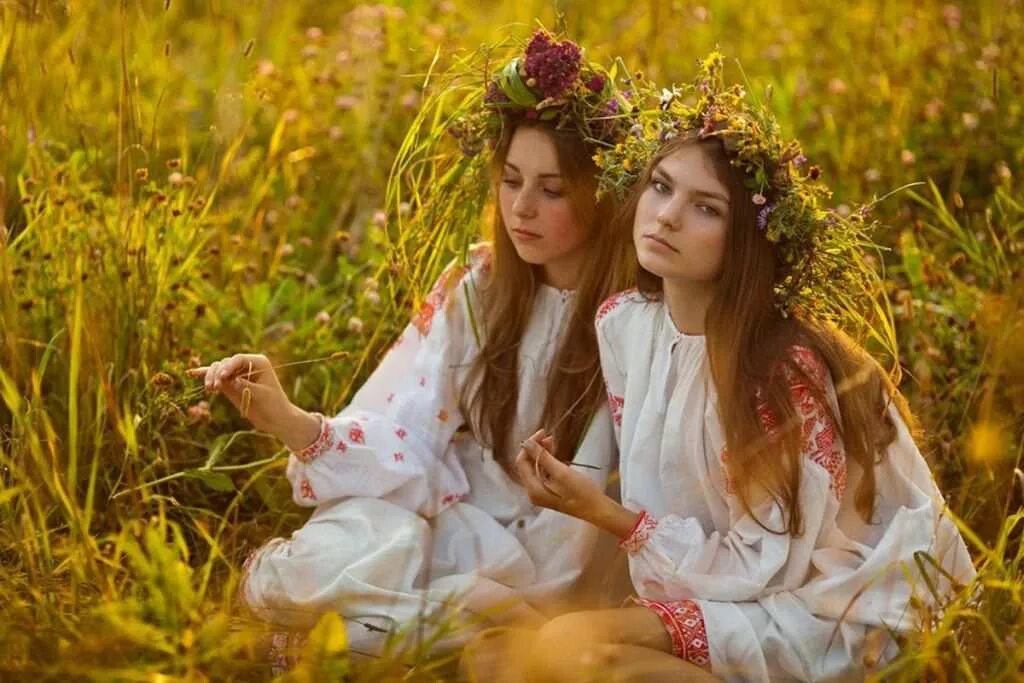Славянские девушки в венках. Фотосессия ивана купала. Стиль ивана купала. Стиль ивана купала. Наряды в ночь ивана купала.