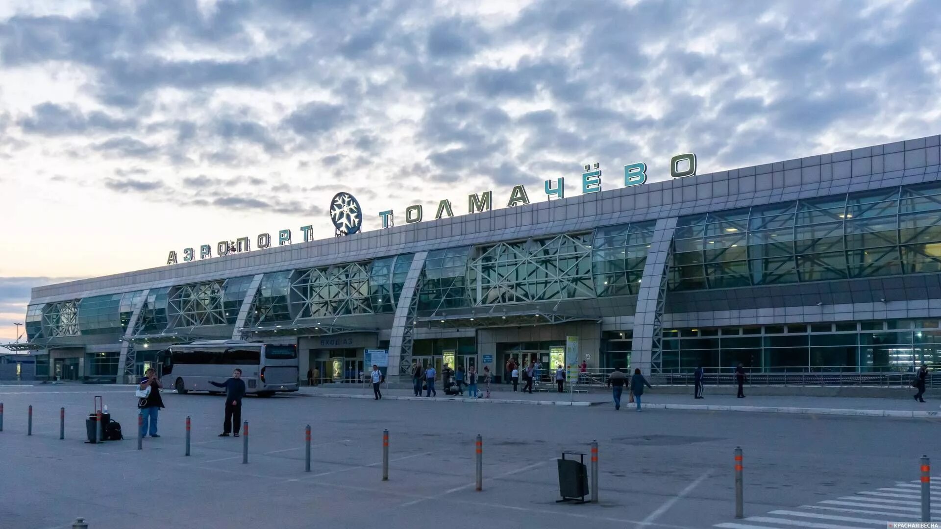 Аэропорт 24 новосибирск. Аэропорт Толмачево Новосибирск. Аэровокзал Новосибирск Толмачево. Аэропорт Толмачево 2022. Аэропорт толмачёво Новосибирск 2022.