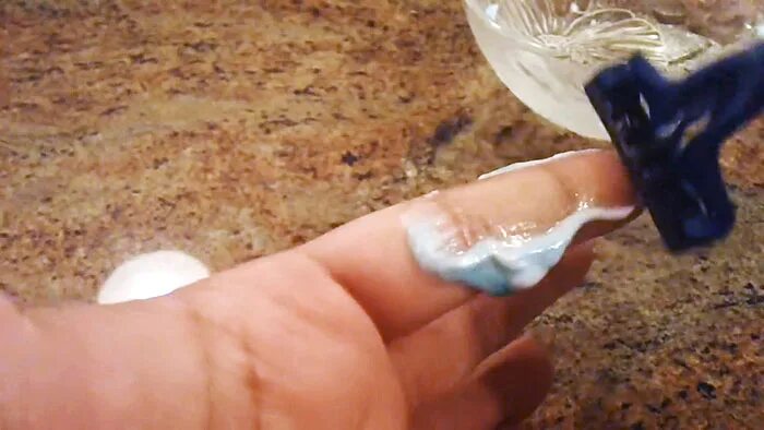 Чем можно убрать клей с рук. Отмыть суперклей от рук. Очистка рук от суперклея. Клей разлился.