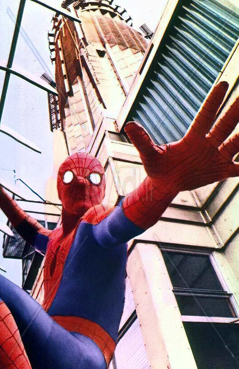 Spider man 1977. Удивительный человек-паук 1977. Самый первый человек паук 1977. Человек паук 1974. Телевизор человека паука