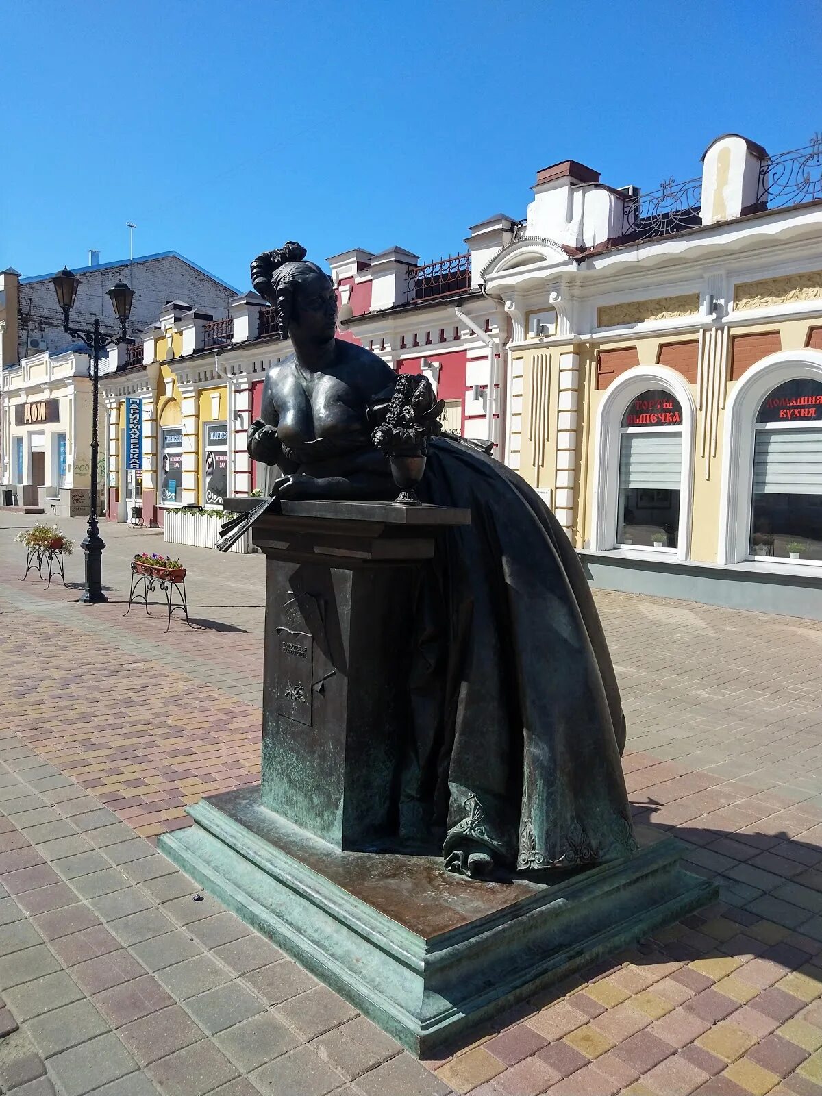 Памятник тамбовской казначейше. Памятник казначейше в тамбове. Памятник казначейше в тамбове. Тамбовская казначейша тамбов. Памятник казначейше в тамбове.