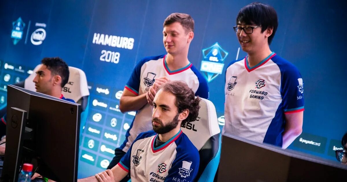 Форвард игрок. Форвард игрок. Нападающий месси. Форвард игрок. Мартинелли футболист арсенал.