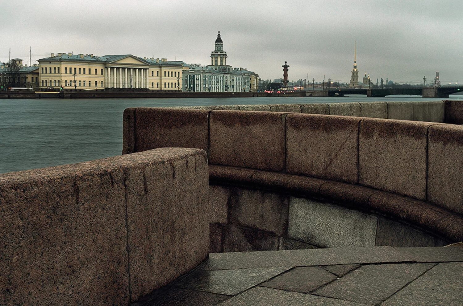 Гранит петербург. Санкт-петербург нева гранитные набережные. береговой гранит невы. петербург река гранит. гранитная набережная невы.