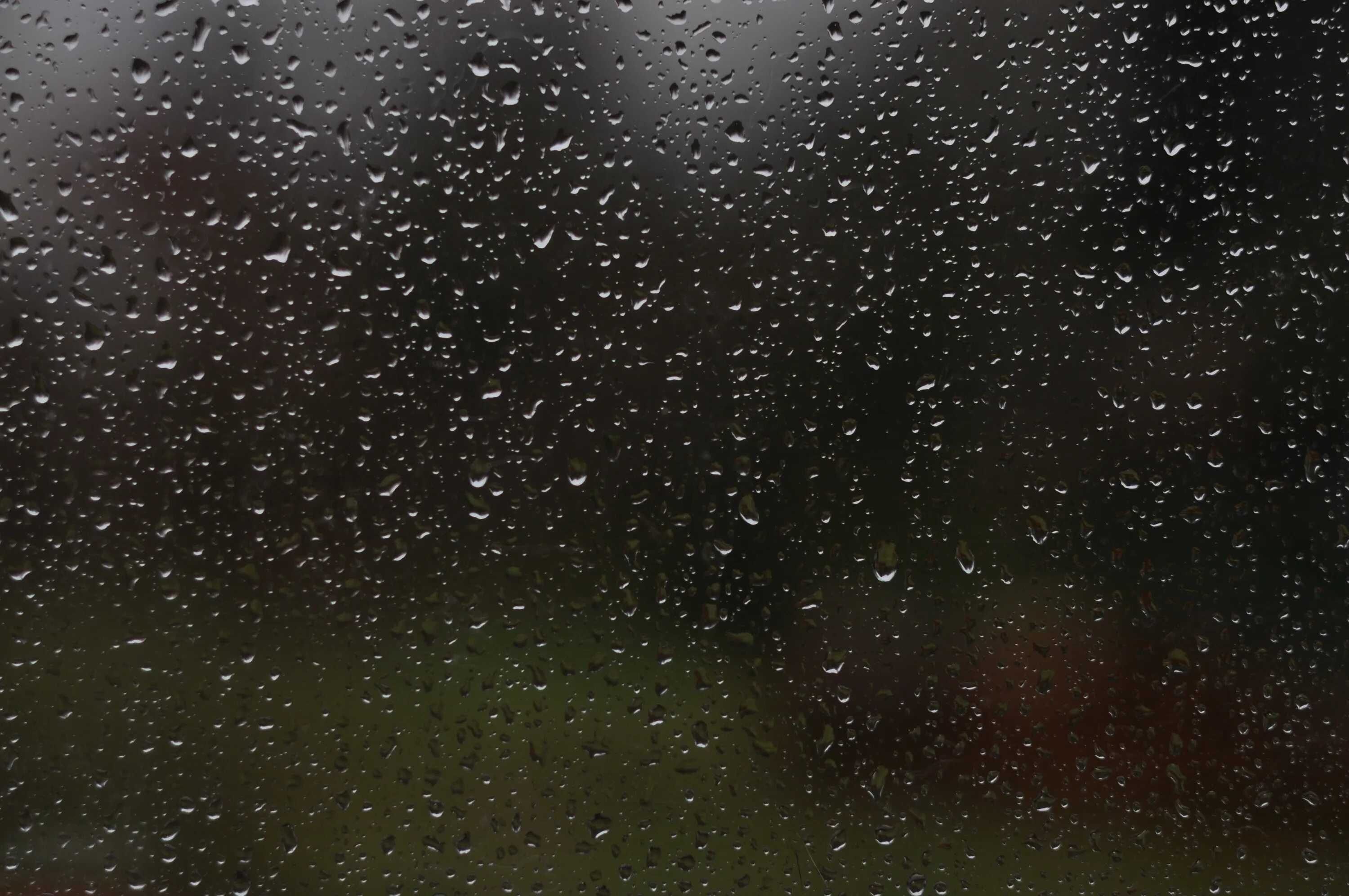 Запотевшее стекло дождь. Капли на стекле. Мокрое стекло. Мокрое стекло для фотошопа. Дождь на стекле.