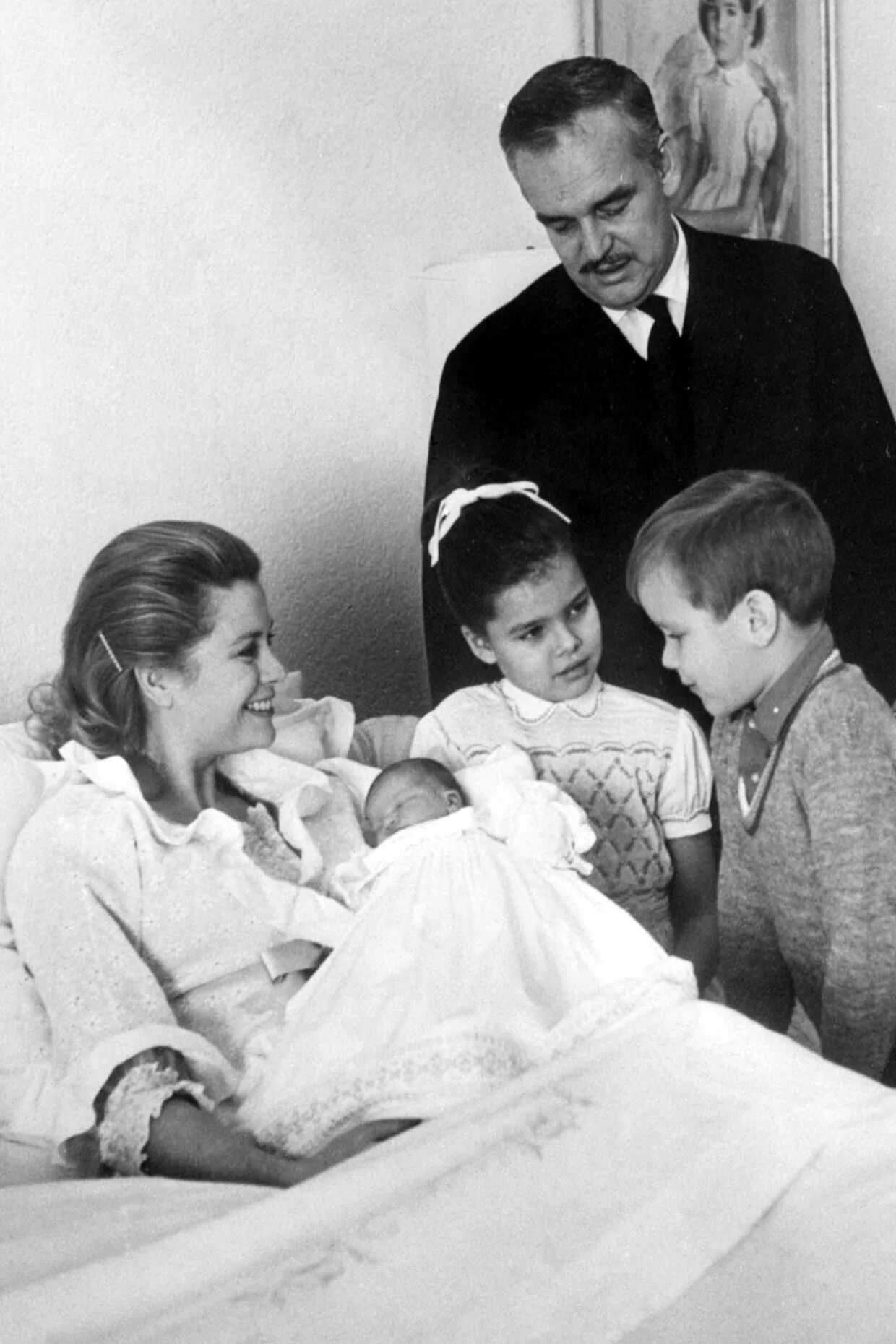 Дети грейс келли. Грейс Келли с детьми. Грейс Келли и Ренье 3 с детьми. Грейс Келли и Ренье дети. Принцесса Монако Грейс Келли.