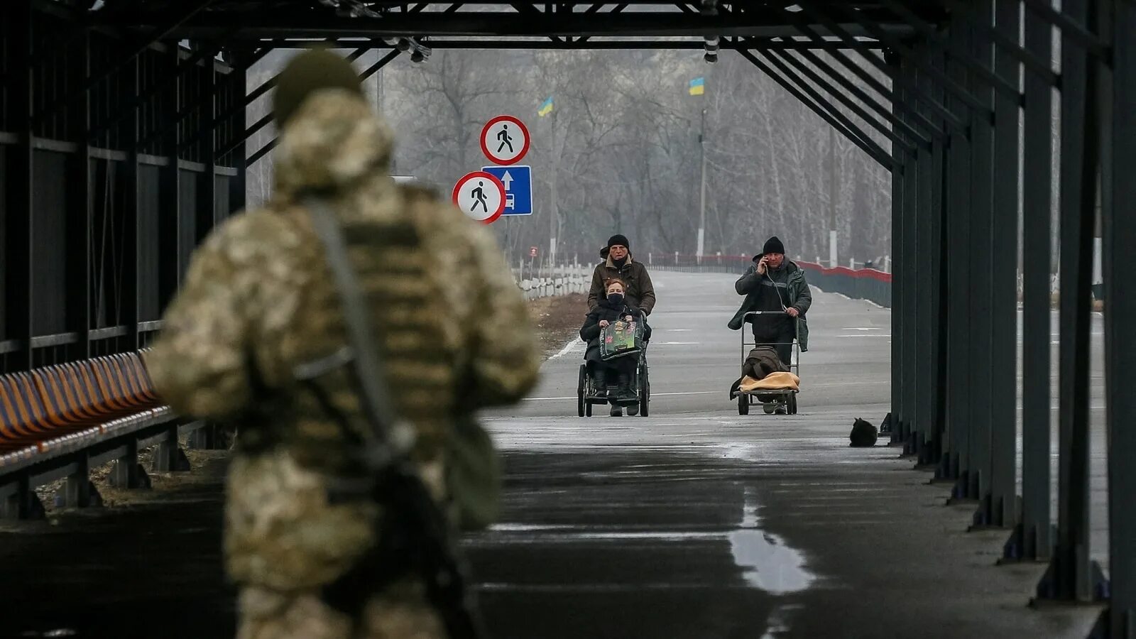 На украине ввели чп. Военный кризис. Российские военные на Донбассе. Военное положение на Украине.