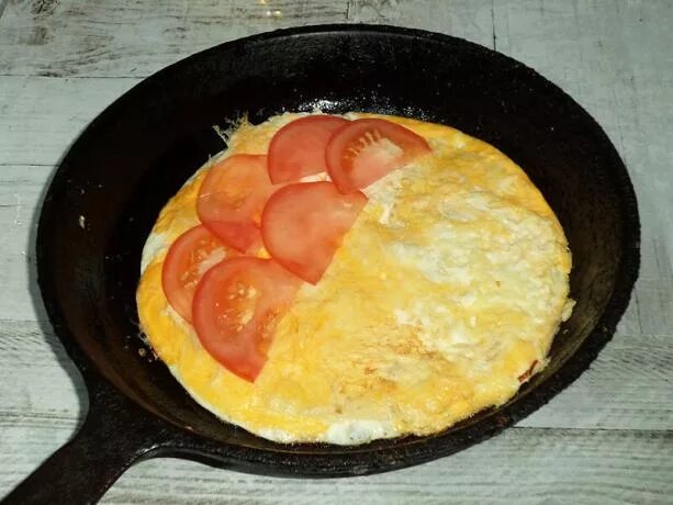 Яичница с помидорами и колбасой на сковороде. Яичница с помидорами и сыром на сковороде. Яичница с помидорами и колбасой и сыром. Яичница с сыром на сковороде. Как приготовить яйца с колбасой на сковороде