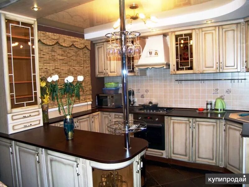 Кухонный гарнитур в кухне частного дома. Кухня в частном доме. кухни с барной стойкой. красивые кухни с барной стойкой. кухонные гарнитуры угловые с барной стойкой.