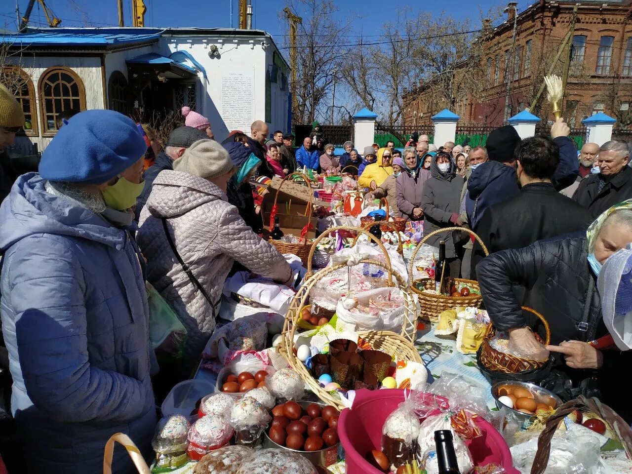 Когда святить куличи в 2024. Освящение куличей. Освящение куличей Барыша. Светят куличи. Кулич храм.