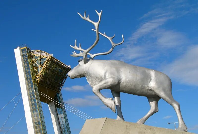 Скульптура северный олень салехард. Скульптура северный олень. Памятник оленю салехард. Воркута олени фото. Скульптура северный олень.