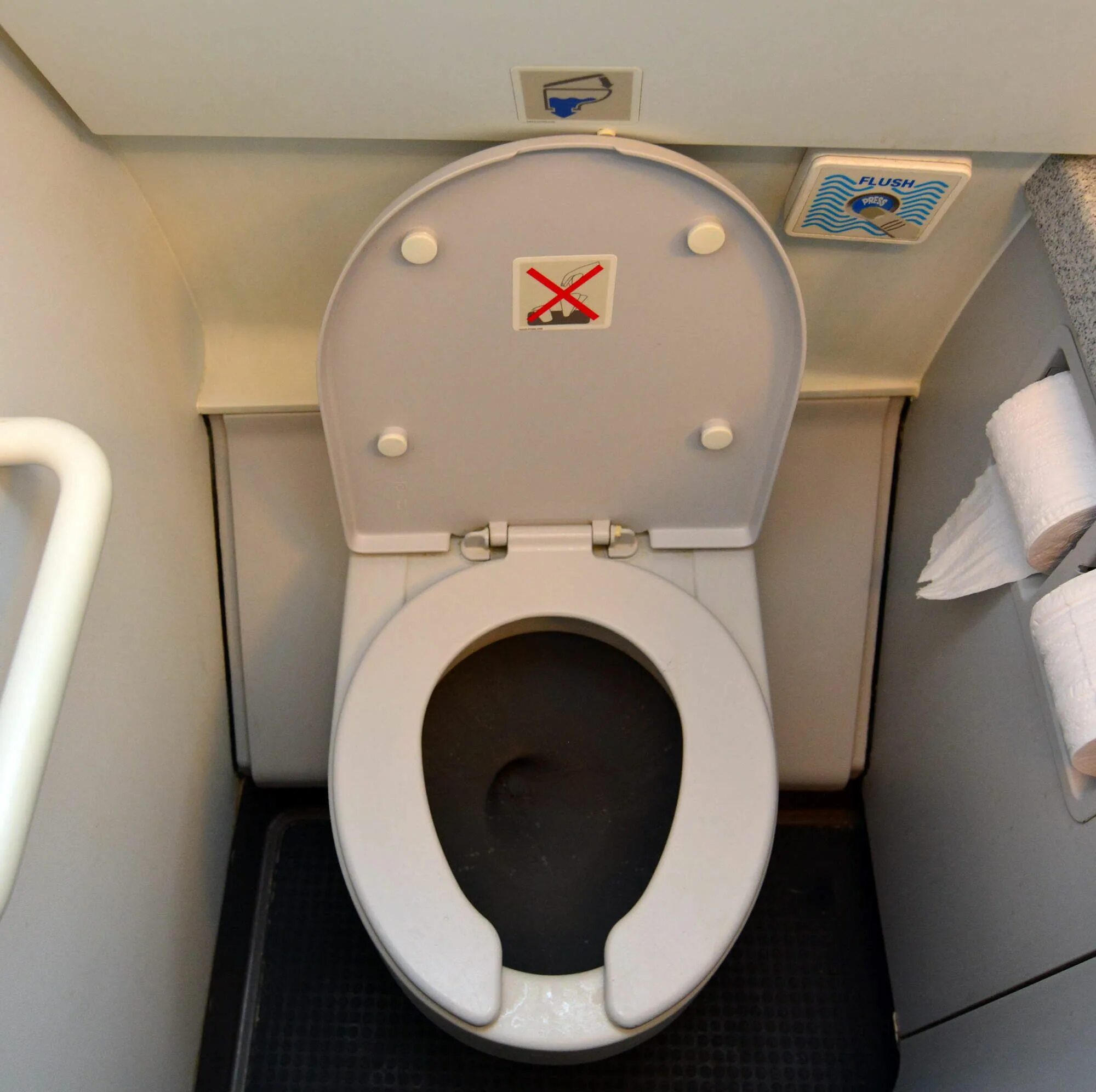 Бывает туалет. Aircraft Lavatory. Plane Toilet. Radio for Toilet.