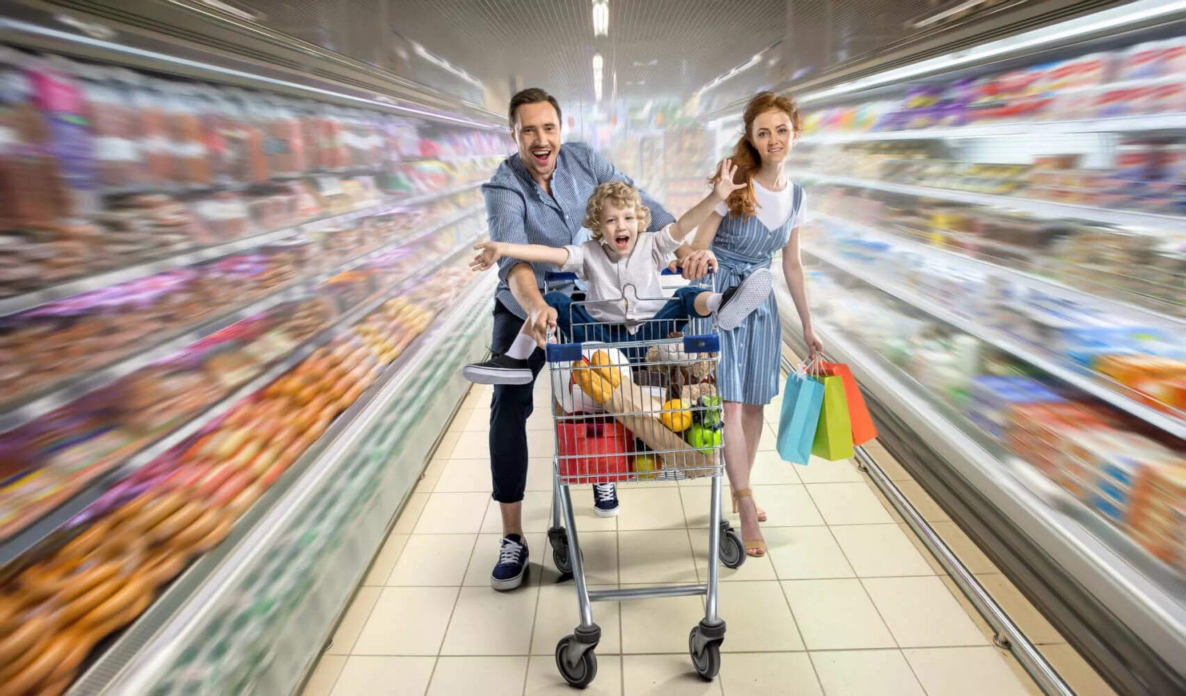 Какие непродовольственные товары вы ваша семья приобретаете. Люди с тележками в супермаркете. Покупатель в магазине. Семья в супермаркете. Покупатель с тележкой в магазине.