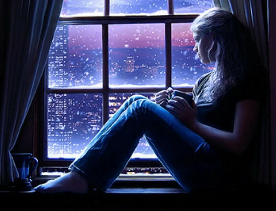 Окно вечер. Человек сидит на подоконнике. Ночь за окном. Сижу смотрю в окошко. Девушка у окна.