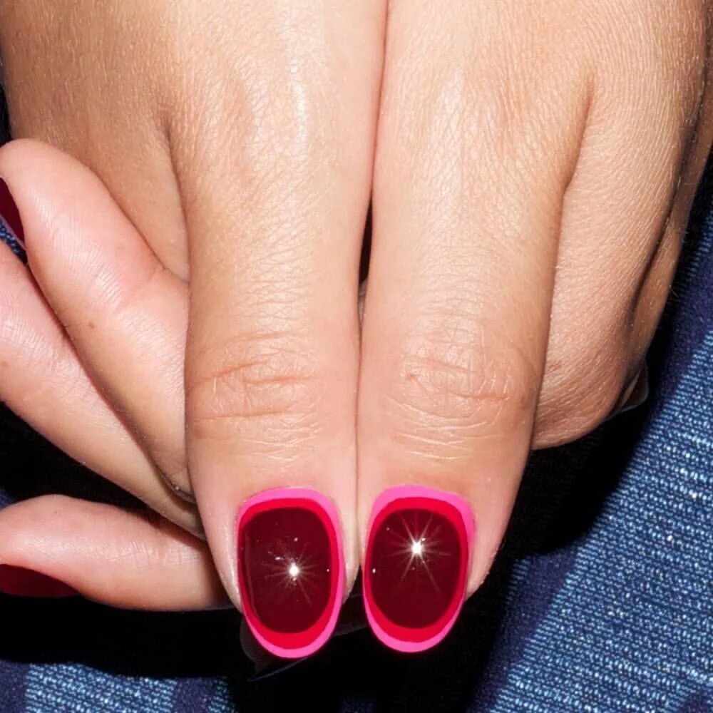Форма для широких ногтей. Красные круглые ногти. Ногти круглые. Красный маникюр на круглые ногти. Круглая форма ногтей.