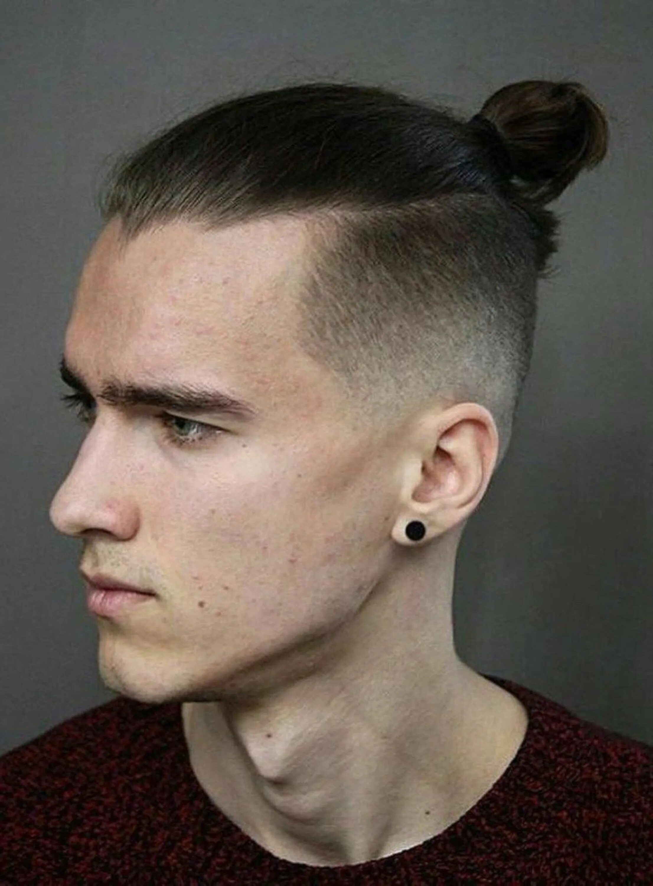 Топ кнот с хвостом. Топ кнот андеркат мужская. Андеркат man bun. Топ кнот андеркат мужская. Фейд андеркат помпадур.