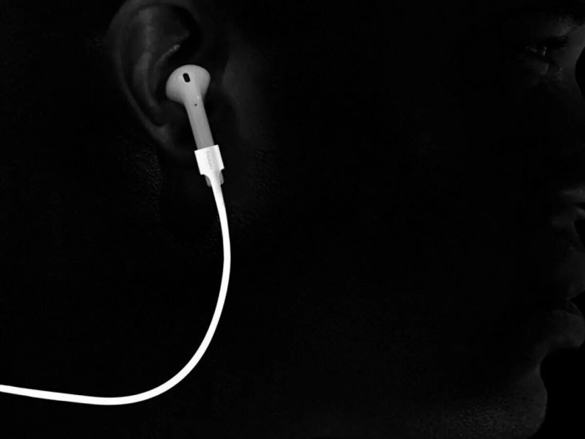 Наушник тихо играет airpods. Белые наушники на черном фоне. Наушники аирподс Макс. Силуэт человека с Apple AIRPODS В ухе. Мем с наушниками AIRPODS.