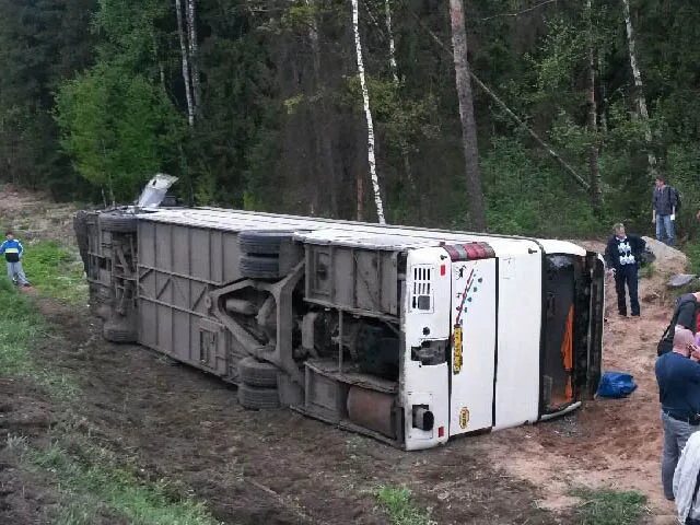 Авария экскурсионного автобуса. Лобовое столкновение автобус. Дорожно транспортное происшествие автобуса Неоплан в Карелии. Фото ДТП С экскурсионным автобусом.