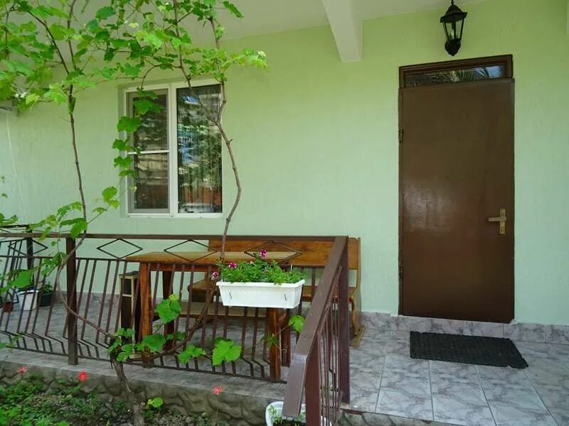 Зелёный дворик адлер гостевой. Адлер ленина 219 гостевой дом. Адлер зеленый дворик. Зеленый дворик адлер гостевой дом ул ленина. Гостевой дом зеленый дворик адлер.