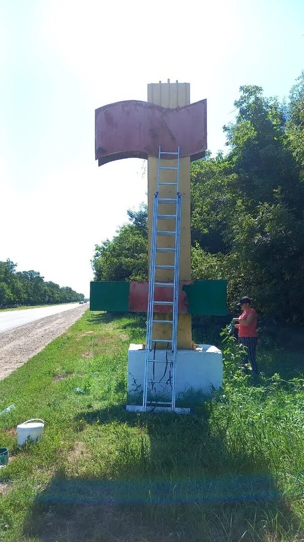 Погода в кеслерово крымского. Стеллы на въезде в селах. Въездная стела Краснодарский край. Въездные Стеллы в сёла красивые. Районы Курской области въездные стелы.