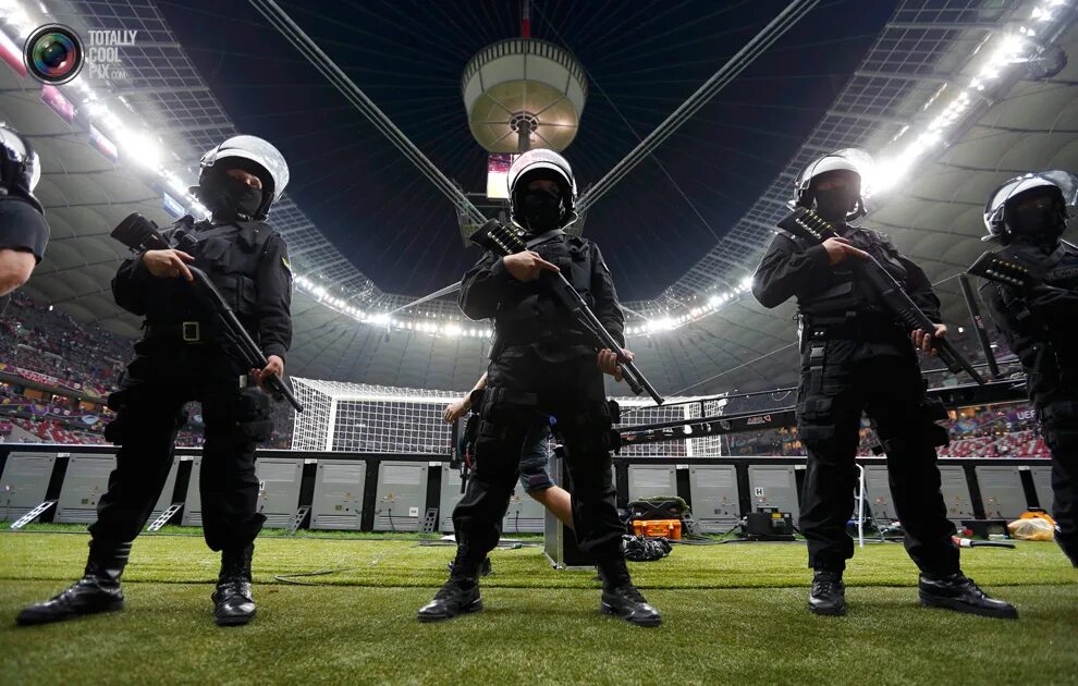 Полиция стадион. Футбол спецназ. ОМОН на стадионе. Полиция футбол. Полиция на футбольном стадионе.