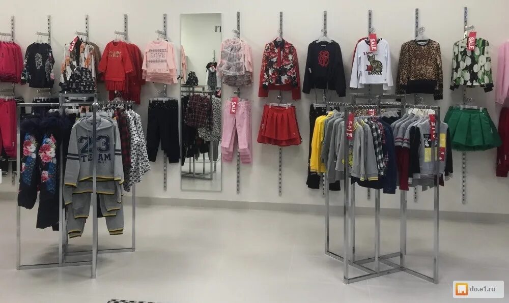 стеллажи для детского магазина одежды. расстановка оборудования в магазине женской одежды. стеллажи для секонд хенда. оборудование для магазина одежды б/у. торговое оборудование для магазина детской одежды.