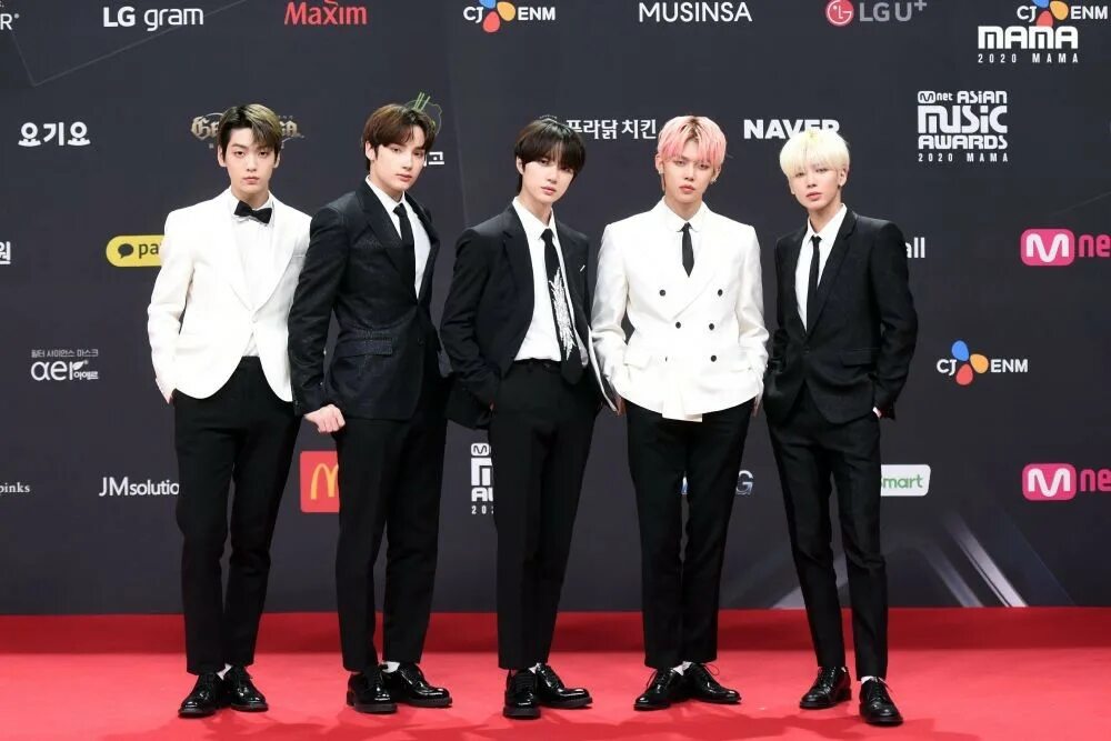 Айдолы кореи бтс. Itzy корейская группа. К-поп группы мужские бтс. Tnx группа kpop. Корейская группа бтс.