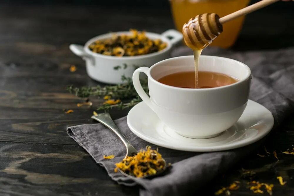Чай с медом. Горячий чай. Чашка чая с медом. Чаепитие с медом. Черный чай с медом