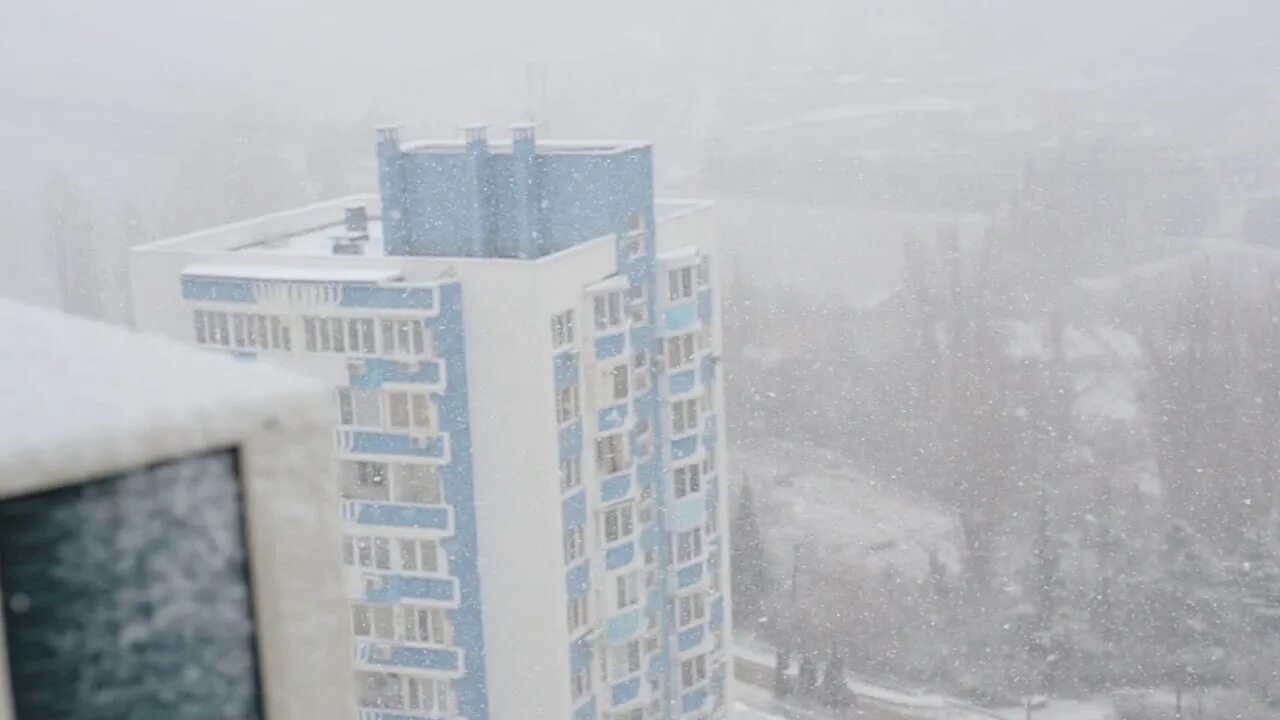 Алушта в снегу. Алушта зимой снег. Крым засыпало снегом. Снег в алуштинских горах. Включи видео снежная