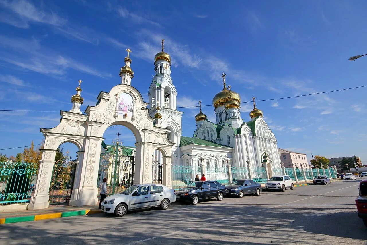 Население города батайск. Троицкий храм г. Батайска. Батайск центр города. Храм Святой Троицы Батайск. Город Батайск Ростовской области.