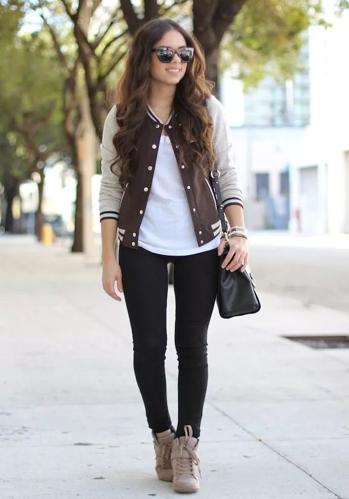 Белая кожаная куртка в гардеробе женщины за 50. Повседневный стиль на весну 22. Outfit кожаная куртка. Jacket outfit. Образы с кожаной курткой.